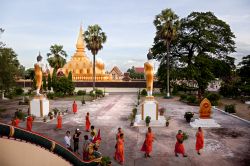 Monaci alla Grande Stupa di Vientiane la capitale del Laos - © jaume / Shutterstock.com 