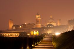 Nebbia serale nel centro storico di Mantova. ...