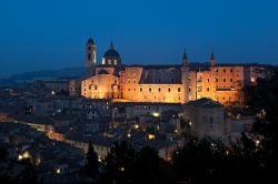Veduta notturna del Palazzo Ducale e della città di Urbino