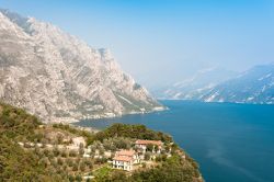 Fotografia panoramica del Lago di Garda, Limone - La roccia delle montagne che sembra tuffarsi nelle acque del più grande lago d'Italia incontra i boschi verdeggianti che circondano ...