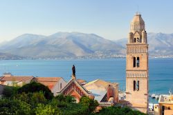 Panorama del borgo di Gaeta nel Lazio. In lontananza le coste del litorale Campano - © claudio zaccherini / Shutterstock.com