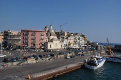 Porto di Pozzuoli: uno scorcio del Rione di Terra ...