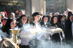 A Palermo (Sicilia) la Settimana Santa e il giorno di Pasqua si celebrano con solennità. Nell'immagine un particolare di una processione del Venerdì Santo. In questa giornata ...