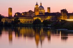 Riflessi sul lago formato dal fiume Mincio: i palazzi  del centro storico di Mantova (Lombardia) diventano magici al tramonto - © lsantilli / Shutterstock.com