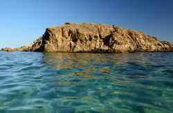 Rocce e mare a Chia, litorale sud della Sardegna - © marmo81/ Shutterstock.com