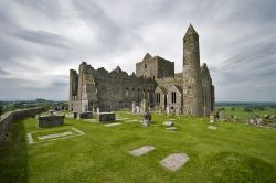 Rovine di una antica chiesa sulla Rock of Cashel in Irlanda - © Richard Melichar / Shutterstock.com