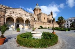 La Cattedrale di Palermo della Santa Vergine Maria Assunta fu fondata alla fine del XII secolo e subì varie modifiche nel corso dei secoli. IL risultato è un edificio composito, ...