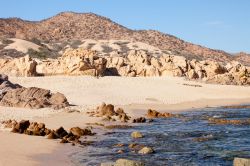 Spiagge e montagne nei pressi di Cabo San Lucas, in Messico all'estremità della punta della penisola della Bassa California - © Ruth Peterkin / Shutterstock.com