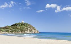 Spiaggia di Chia con Torre Aragonese, una delle spiagge pià rilassanti di tutta la Sardegna - © Tramont_ana / Shutterstock.com