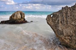 La spiaggia di Tulum nella Riviera Maya: ci troviamo lungo la costa orientale della penisola dello Yucatan in Messico - © michelepautasso / Shutterstock.com