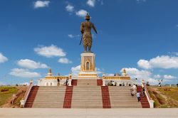 Statua al Quai Fa Ngum a Vientiane Laos - © Muellek Josef / Shutterstock.com