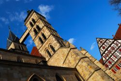 A Esslingen am Neckar (Germania, land del Baden Wurttemberg, a pochi chilometri da Stoccarda) il centro medievale è dominato dalla chiesa di St.Dionys, caratterizzata da due campanili ...