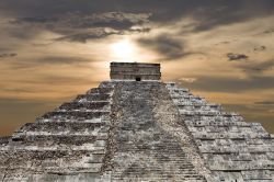 Il Tempio Kukulcan, detto El Castillo: ci troviamo nella città maya di Chichen Itza, il famoso sito archeologico con le rovine Maya, enl cuore della penisola dello yucatan in Messico ...
