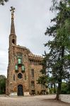 Torre Bellesguard a Barcellona, Spagna. Progettata da Gaudì e costruita fra il 1900 e il 1909, questa torre in mattoni e pietra si trova ai piedi della catena montuosa di Collserola. ...