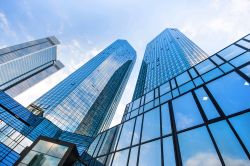 Le torri gemelle di 38 piani della Deutsche Bank di Francoforte, cuore finanziario della Germania, sono state progettate dall'architetto milanese Mario Bellini, che nel 2006 aveva vinto ...