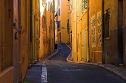 Via nel centro storico di Marsiglia, la città principale della Provenza in  Francia - © Denis Babenko / Shutterstock.com 