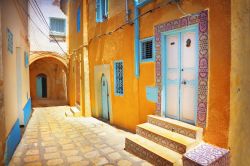 Via tipica della Medina di Sousse in Tunisia - © Adisa / Shutterstock.com