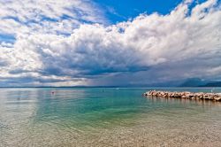 acque limpide lago di Garda a Lazise - © Eddy Galeotti / Shutterstock.com