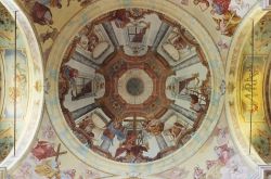 Affreschi dell'interno cupola nel Santuario della Madonna del Sasso in Piemonte - © marcovarro / Shutterstock.com