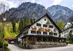 Affreschi tipici bavaresi sulla facciata di un albergo ristorante a Oberammergau, Germania.

