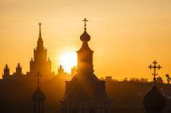 Alba in centro a Mosca, Russia - I colori caldi del sorgere del sole riscaldano l'atmosfera che si respira nel cuore della città russa: in questa immagine la sagoma dell'edificio ...