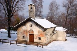 L'antica chiesa di Santa Maria di Luzzara a Gozzano, Piemonte - © Alessandro Vecchi - CC BY-SA 3.0, Wikipedia