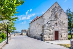 Antica chiesa in pietra nel centro storico di Nin, Croazia.

