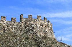 Antiche mura difensive a Lonato del Garda, Lombardia, Italia. Sotto questa linea militare venne combattuta la battaglia di Lonato tra i francesi guidati da Napoleone Bonaparte e gli austriaci ...