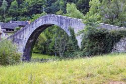 Antico ponte romano di Pontemaglio, Piemonte, Italia. E' a schiena d'asino il ponte di costruzione romana che serviva a superare il fiume Toce lungo il tracciato della via Settimia, ...