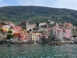 L'antico villaggio di Tellaro sul Golfo dei Poeti fotografato dal mare, La Spezia, Italia. E' stato recensito come uno dei borghi più belli d'Italia.




