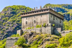 Architettura del castello di Verres, Valle d'Aosta, Italia. Edificato come fortezza militare da Ibleto di Challant nel XIV° secolo, è stato uno dei primi esempi di castello monoblocco, ...