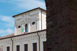 Architettura del Palazzo Municipale dell'antico villaggio di Sesto al Reghena, Pordenone, Friuli Venezia Giulia - © Directornico / Shutterstock.com