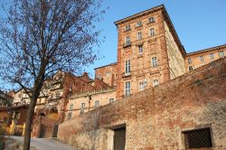Architettura urbana nella cittadina di Mondovì, Piemonte, Italia. Alcuni edifici del centro storico costruiti con mattoni e con rifinitura in pietra.

