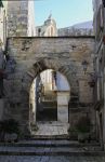 Arco nel centro storico del borgo di Chiaramonte Gulfi in Sicilia