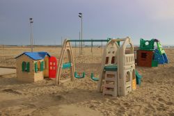 Area giochi per bambini sulla spiaggia di Porto Garibaldi, uno dei Lidi di Comacchio