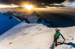 Argentiere (Chamonix): una ragazza scala una montagna in inverno alle prime ore della mattinata, Francia.
