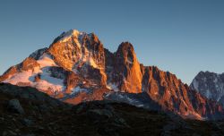 Argentiere, uno splendido tramonto sui picchi delle Drus nei pressi di Chamonix (Francia). Note come Aiguilles du Dru, sono due vette situate nella parte settentrionale del Monte Bianco.
