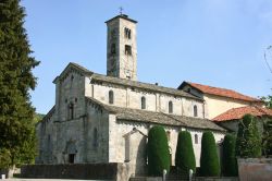 L'antica Chiesa Parrocchiale di Armeno (Novara): siamo vicino al Lago d'Orta in Piemonte - © Alessandro Vecchi - CC BY-SA 3.0, Wikipedia