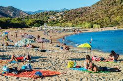 Bagnanti in una delle spiagge di Domus de Maria, sud della Sardegna - © Roman Babakin / Shutterstock.com