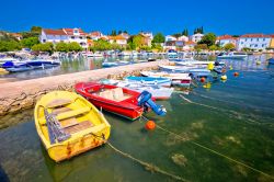 Barche attraccate al porto di Petrcane, Dalmazia, Croazia. Sullo sfondo la cittadina che sorge 10 chilometri a nord di Zara.

