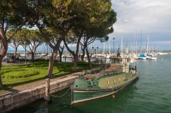 Barche ormeggiate sul Lago di Garda a Torri del Benaco, provincia di Verona (Veneto) - © 261209039 / Shutterstock.com