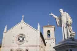 Basilica di San Benedetto a Norcia, Umbria, prima del terremoto. La forte scossa del 30 ottobre 2016 ha portato il crollo del massiccio campanile che è ricaduto sul corpo centrale distruggendone ...