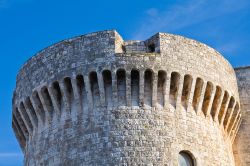 Bastione del castello di Conversano in Puglia. Sorge sul punto più alto della collina in una posizione che domina l'intero territorio circostante - © Mi.Ti. / Shutterstock.com ...
