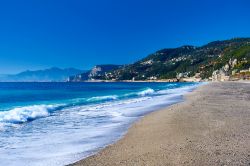 Una bella spiaggia nei dintorni di Varazze in Liguria: siamo sulla Riviera del Beigua.