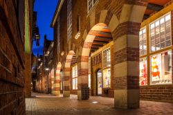 Boettcher Street by night a Brema, Germania. Lunga poco più di cento metri, questa strada della cittadina tedesca è famosa per la sua caratteristica architettura che la rende uno ...