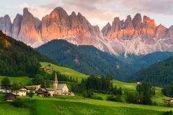 Il borgo di Santa Maddalena di fronte al Geisler o Gruppo delle Odle in Val di Funes, Trentino Alto Adige. E' situato nel fondovalle di Funes in una posizione privilegiata completata dalle ...