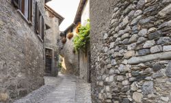 Caglio, Lombardia: vicolo nel borgo in pietra vicino al Lago di Como