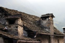 Camini e tetti tipici nel villaggio di Vogogna, Piemonte.

