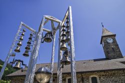 Il campanile della chiesa di Morgins, Svizzera.

