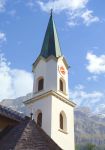 Il campanile della chiesa parrocchiale di Leukerbad, Svizzera - © ValeStock / Shutterstock.com